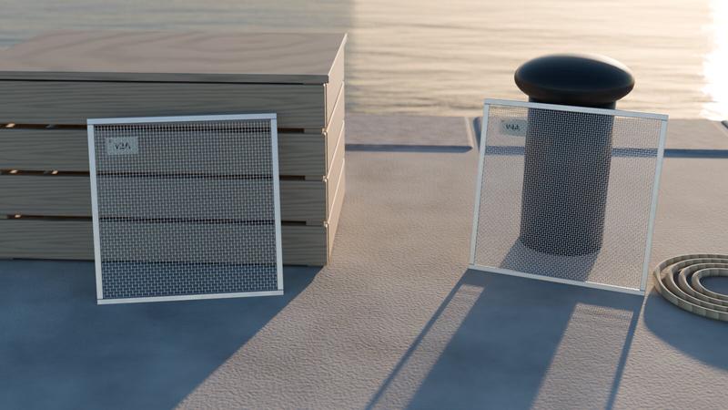Zwei gerahmte Edelstahl-Drahtnetzmuster mit den Aufschriften V2A und V4A auf einer Hafenmole bei Sonnenuntergang